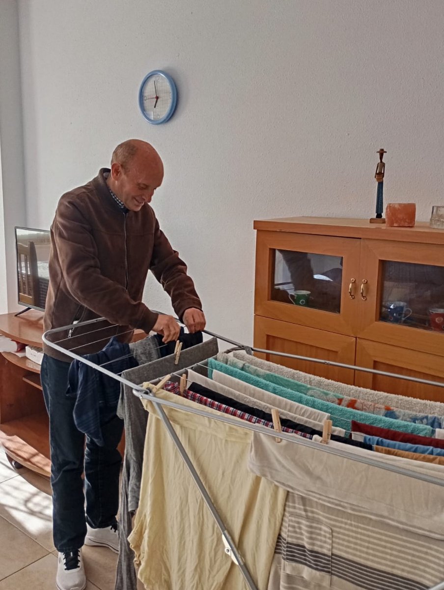 Al pis amb suport treballem per crear i mantenir rutines que aporten ordre, calma i benestar en el dia a dia. Aquesta vegada, el Domingos va estar estenent la  roba i cuidant el seu espai. 🧺 #PisAmbSuport #FundacioPrivadaTutelar