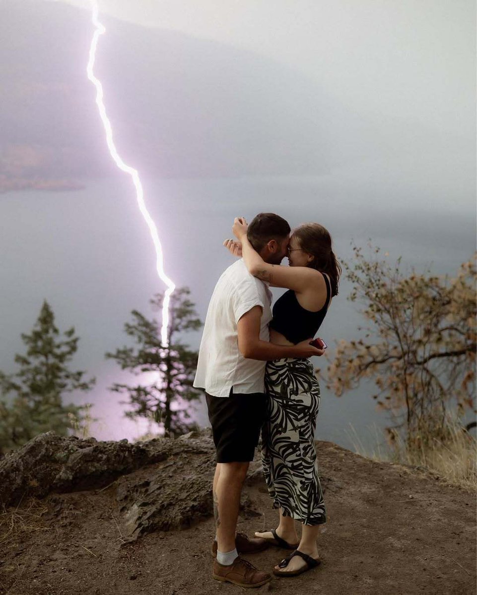 AMAZlNGNATURE's tweet image. Lightning strikes at exact moment girlfriend accepts marriage proposal