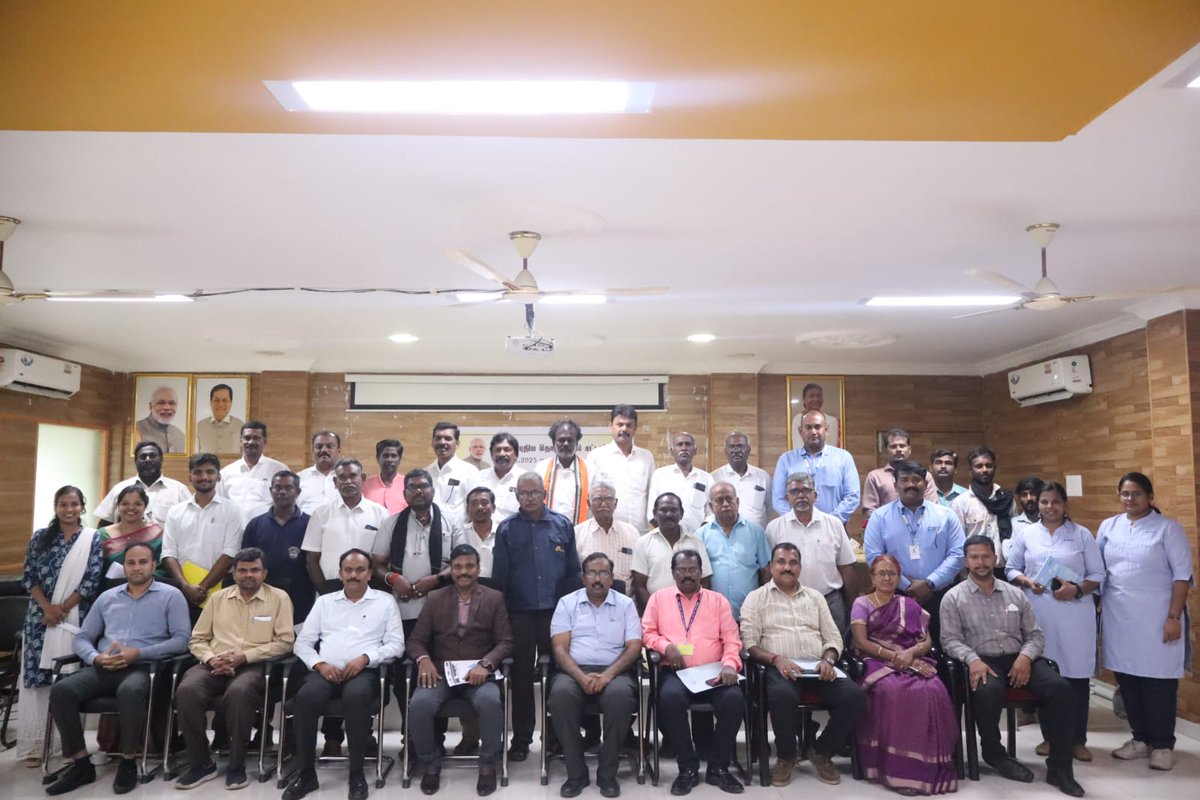vocpa_tuticorin's tweet photo. V.O. Chidambaranar Port Authority, Tuticorin, today hosted an insightful session on the recently implemented Labour Codes.

Conducted by Dr. Srinu Dara, Deputy Chief Labour Commissioner (C); Shri Pravin Pandi Mohandas, RLC (C), Madurai; Shri Sunil Keerthi, LEO (C), Tuticorin; and Shri S.V. Arun, LEO, Madurai, the session saw active participation from HoDs, employees, representatives of Unions operating in the Port, Contractors, and terminal operators of VOC Port.

VOC Port Chairperson Shri Susanta Kumar Purohit, IRSEE; Deputy Chairperson Shri Rajesh Soundararajan, IAS; and Secretary Shri S.P. Mohan Kumar expressed their gratitude to the officials for sharing valuable insights on key provisions and compliance requirements under the Labour Codes.

@PMOIndia
@sarbanandsonwal
@Shantanu_bjp
@shipmin_india
@LabourMinistry
@epfomadurai
@susanta35

#VOCPortAPortOfTheFuture
#VOChidambaranarPort
#VOCPortTuticorin
#LabourReforms
#WorkerWelfare