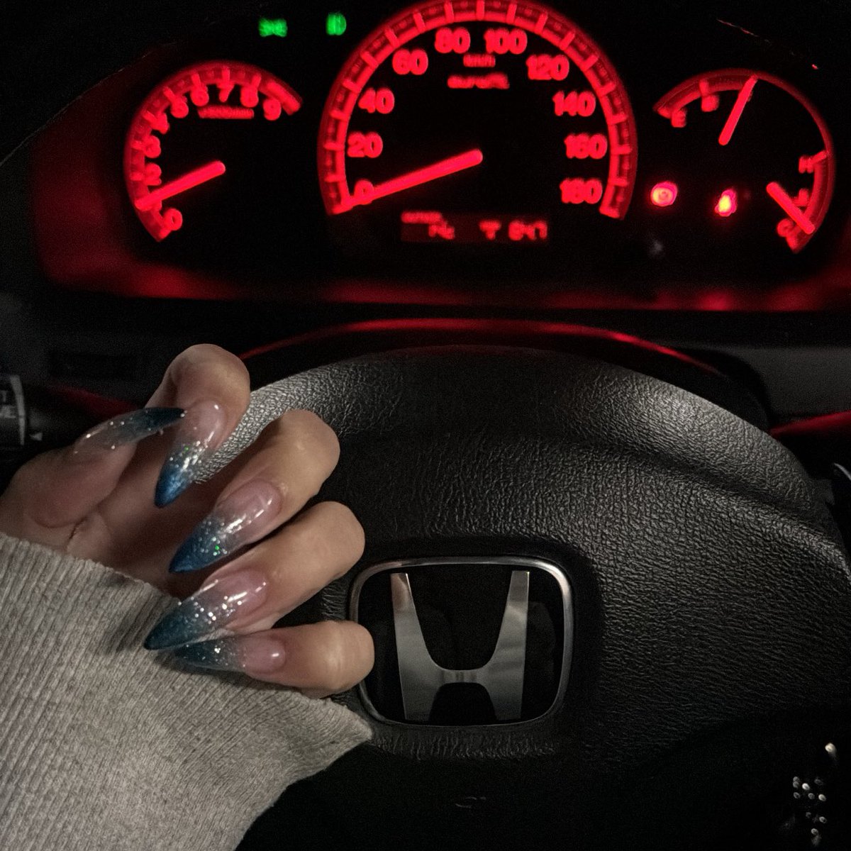 それよりもネイル見てくれよ