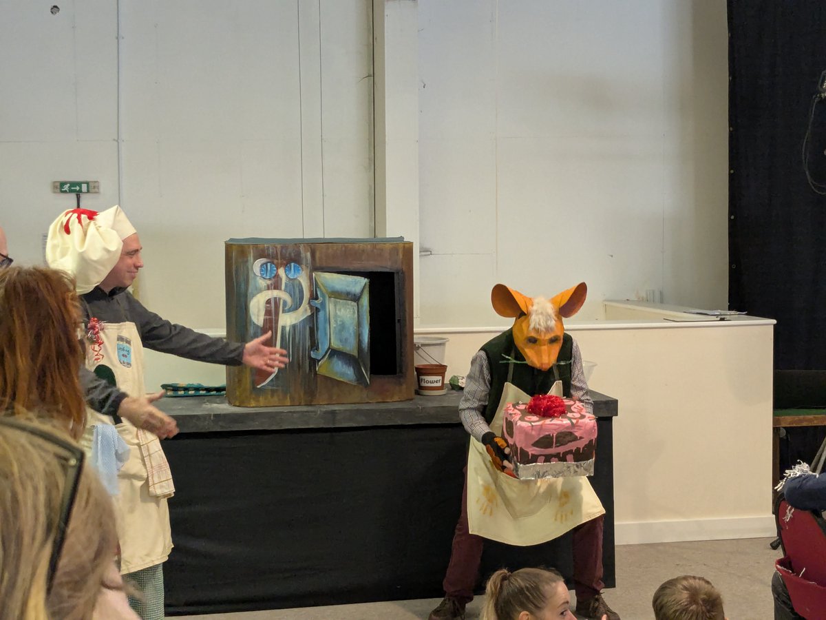 Duke is on the scene and he just baked our audience a huge cake for Henry's Christmas Party! He's like Remy from Ratatouille only not CGI and not hiding under anyone’s hat. 🐭🍰
Our first show went great, more to follow!
#mtgs #art #creative #puppetshow #Christmas #theatre