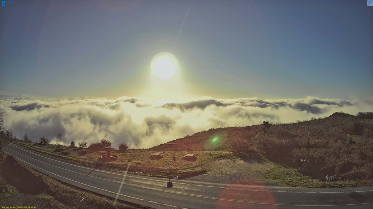 En #Ourense por exemplo desde Alto do Rodicio en #Maceda pódese ver as néboas en zonas baixas🌫️
Ver cámaras📹meteogalicia.gal/web/observacio…