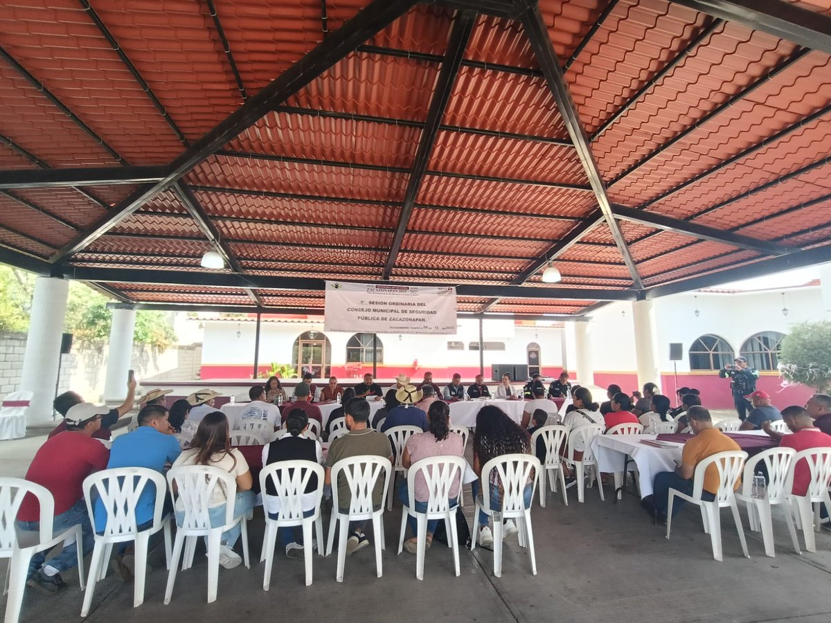 SecretariadoGEM's tweet photo. Se realizó la Sexta Sesión Ordinaria del Consejo Municipal de Seguridad Pública de Zacazonapan, Región 13 Valle de Bravo, encabezada por el Presidente Municipal Ing. Roberto Villafaña Nava.

Se abordaron temas clave para el bienestar de la comunidad: avances en acuerdos, operativos preventivos, fortalecimiento de la seguridad, mejora de caminos, protección animal y la próxima 36ª Feria del Queso Añejo.