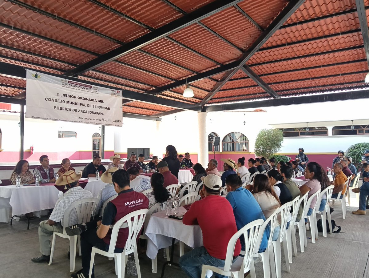 SecretariadoGEM's tweet photo. Se realizó la Sexta Sesión Ordinaria del Consejo Municipal de Seguridad Pública de Zacazonapan, Región 13 Valle de Bravo, encabezada por el Presidente Municipal Ing. Roberto Villafaña Nava.

Se abordaron temas clave para el bienestar de la comunidad: avances en acuerdos, operativos preventivos, fortalecimiento de la seguridad, mejora de caminos, protección animal y la próxima 36ª Feria del Queso Añejo.