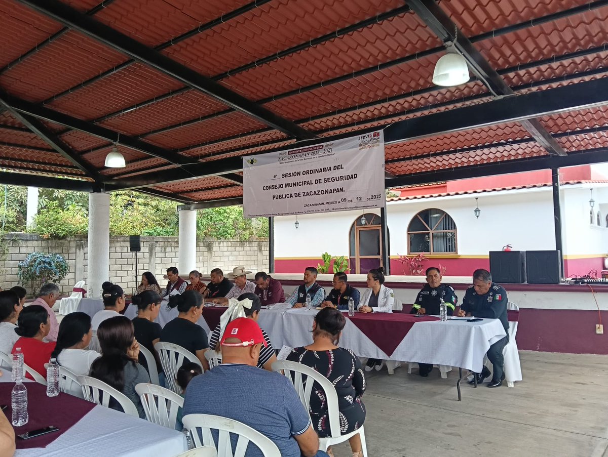 SecretariadoGEM's tweet photo. Se realizó la Sexta Sesión Ordinaria del Consejo Municipal de Seguridad Pública de Zacazonapan, Región 13 Valle de Bravo, encabezada por el Presidente Municipal Ing. Roberto Villafaña Nava.

Se abordaron temas clave para el bienestar de la comunidad: avances en acuerdos, operativos preventivos, fortalecimiento de la seguridad, mejora de caminos, protección animal y la próxima 36ª Feria del Queso Añejo.