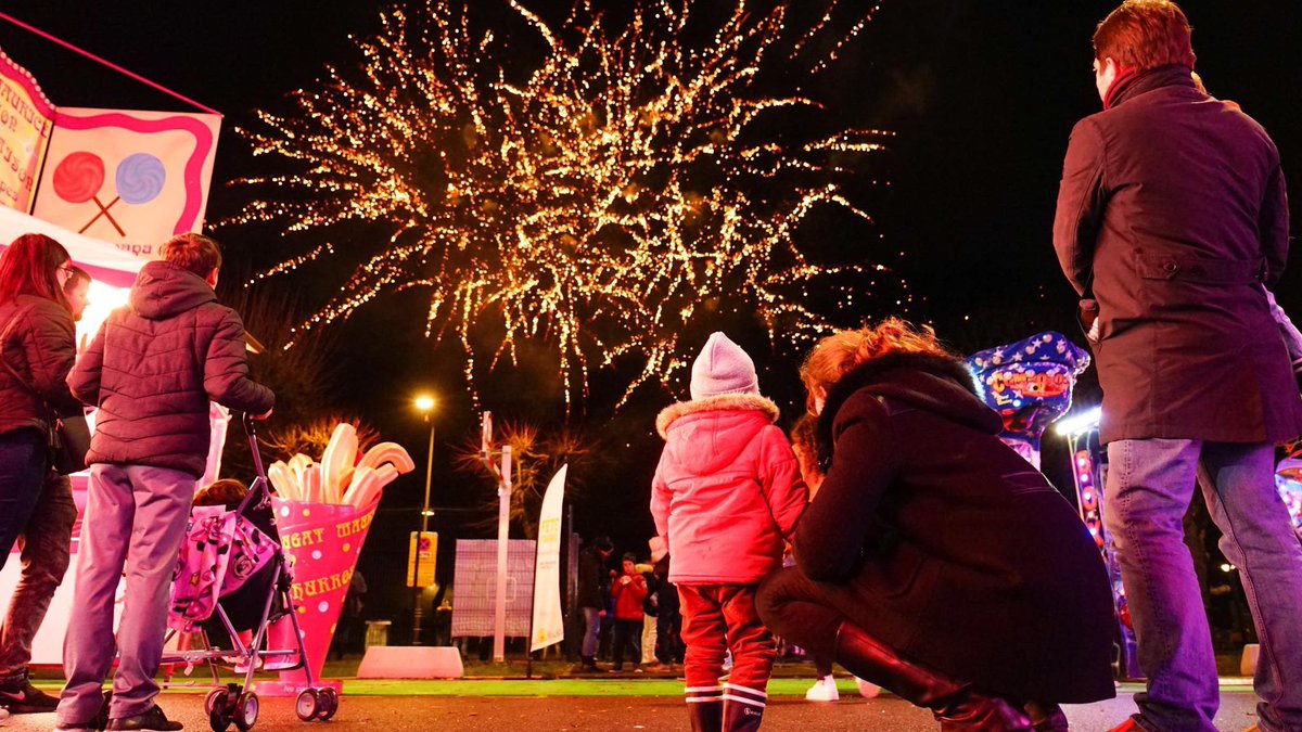 VilledeReims's tweet photo. Venez assister les samedi 13 décembre (21h40) et samedi 27 décembre (21h) à un moment de convivialité entre amis ou en famille, sur la #Foire de #Noël et des Rois à #Reims, Chaussée Bocquaine, un #feu d’#artifice sera tiré. => Infos : https://t.co/5hhBw9waoa https://t.co/P8raki3iFC