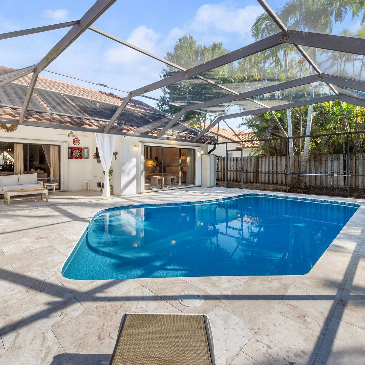 Coming Soon in Jacaranda Lakes!
Stunning 4 bed / 2.5 bath home on an impressive 13,000 sq ft lot — offering rare space and privacy. Features include an updated kitchen, modern renovated baths, a sparkling private pool
Jacaranda Lakes – Plantation FL
bit.ly/4oImfbZ