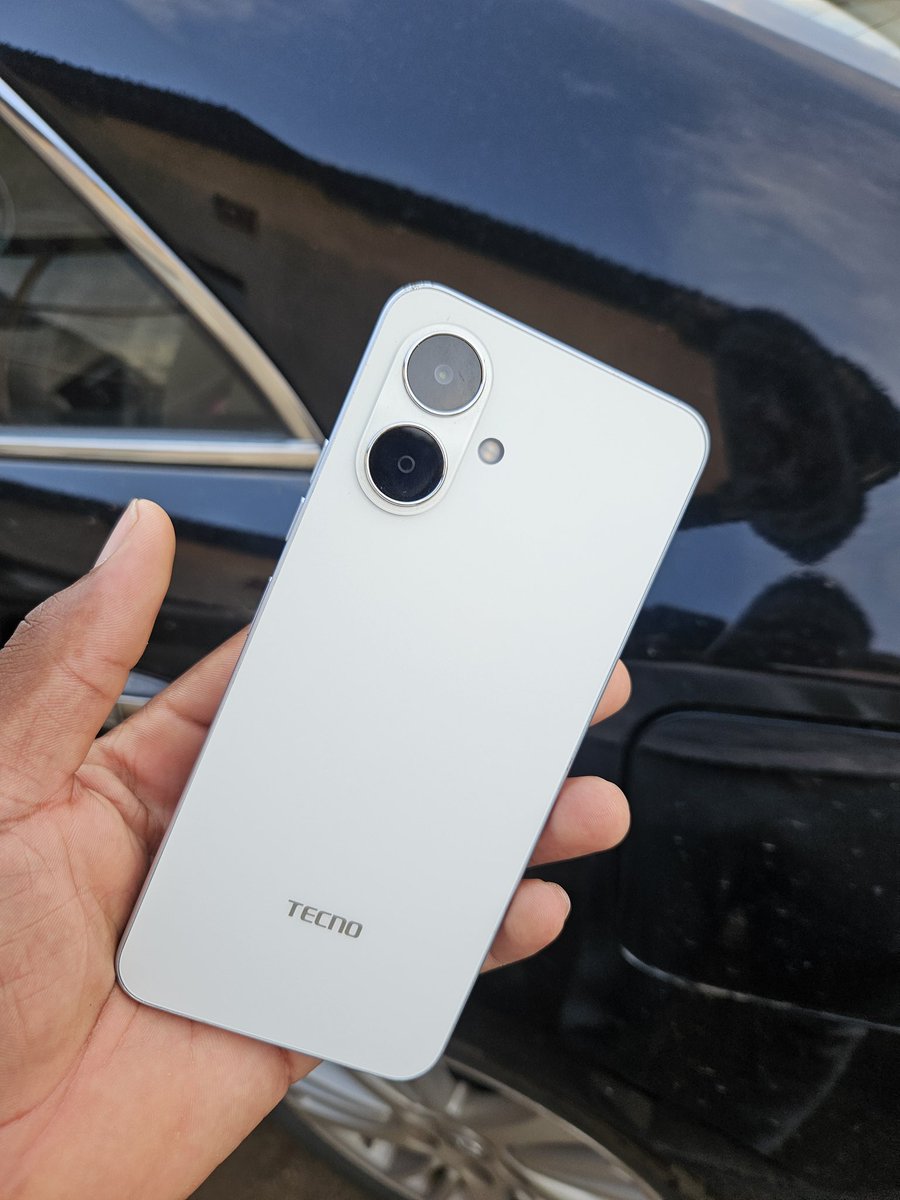 ManLikeTem's tweet image. Hear me out guys I gave the same phone without the apple logo. 😂😂😂