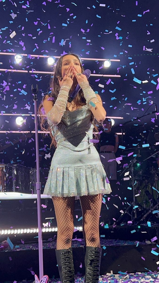 looo 🪩 you seem pretty sad for a girl so in love tweet media