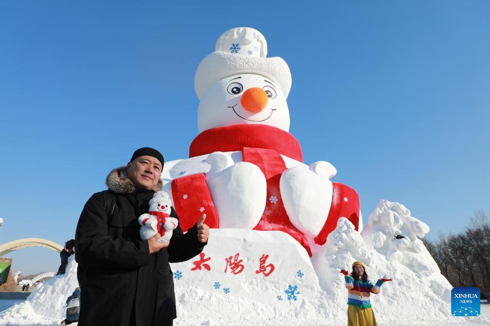 中国東北部・黒竜江省ハルビン市の太陽島風景区で9日、雪像「雪人先生