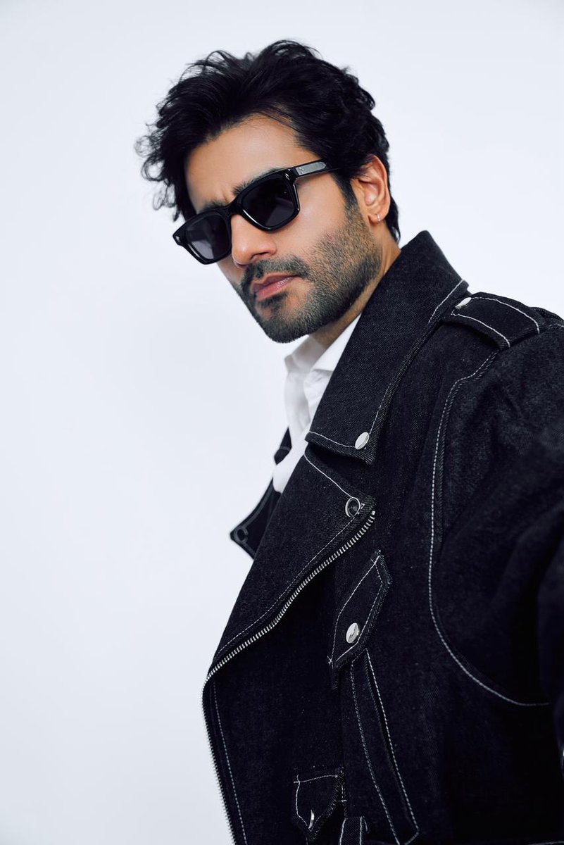 filmfare's tweet image. #KaranTacker serves up a suave look in this stylish jacket. 🔥

#FilmfareFashion #Celebs