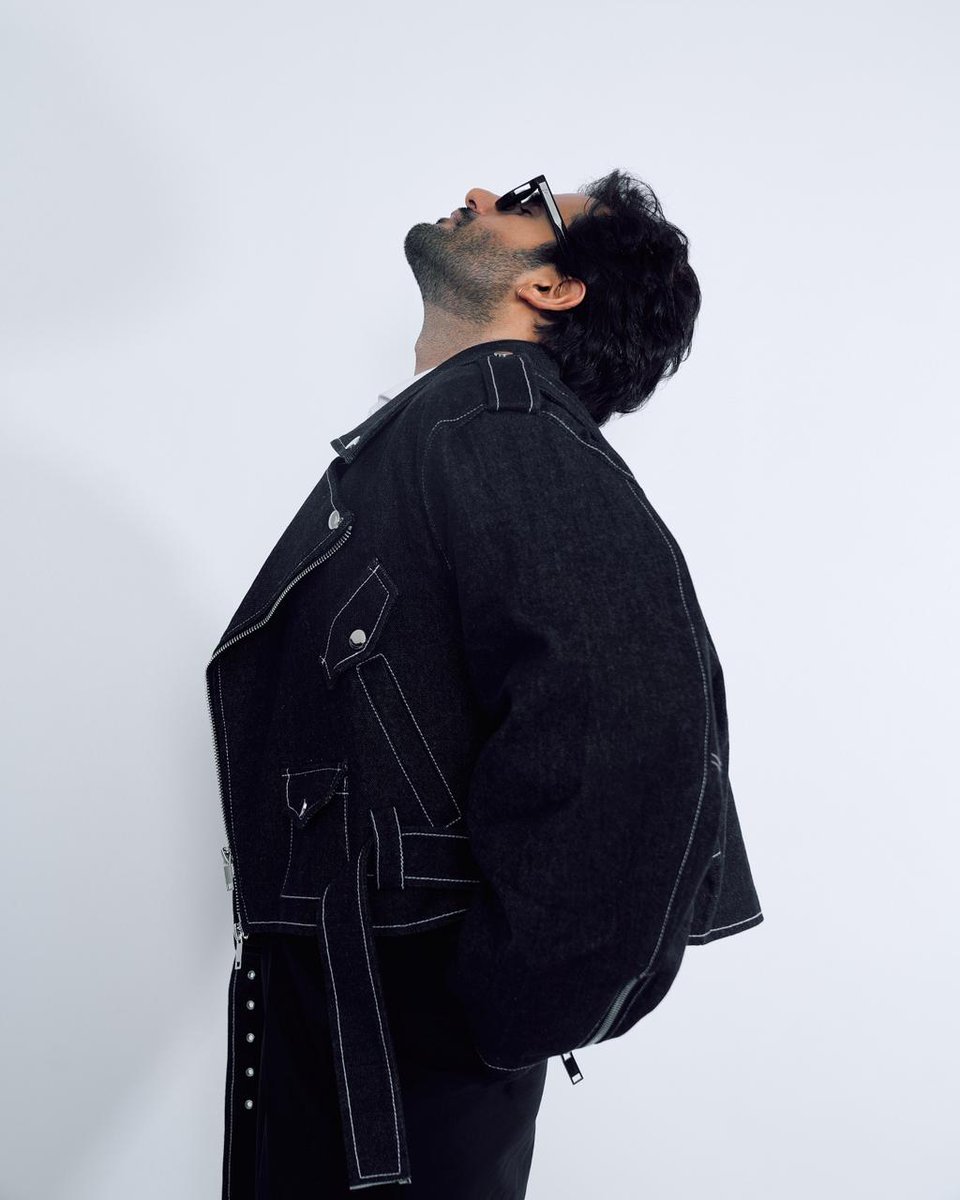 filmfare's tweet image. #KaranTacker serves up a suave look in this stylish jacket. 🔥

#FilmfareFashion #Celebs