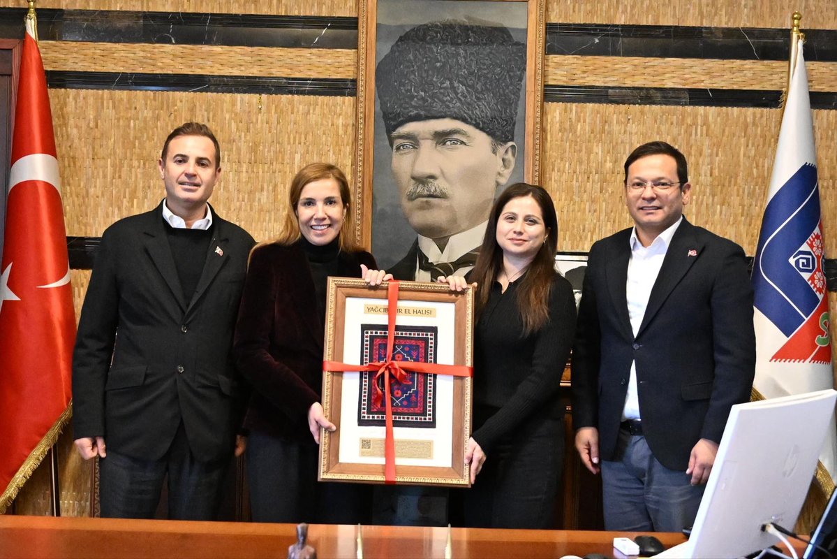 Sındırgı'mız ile ilgili çalışmalarımızı değerlendirmek için Sındırgı Belediye Başkanımız Serkan Sak'ı ziyaret ederek verimli bir görüşme sağladık. Depremlerle mücadele eden Sındırgı'mızda, hemşehrilerimizin huzurunu yeniden sağlamak için çalışmaya devam ediyor, yaralarımızı hep