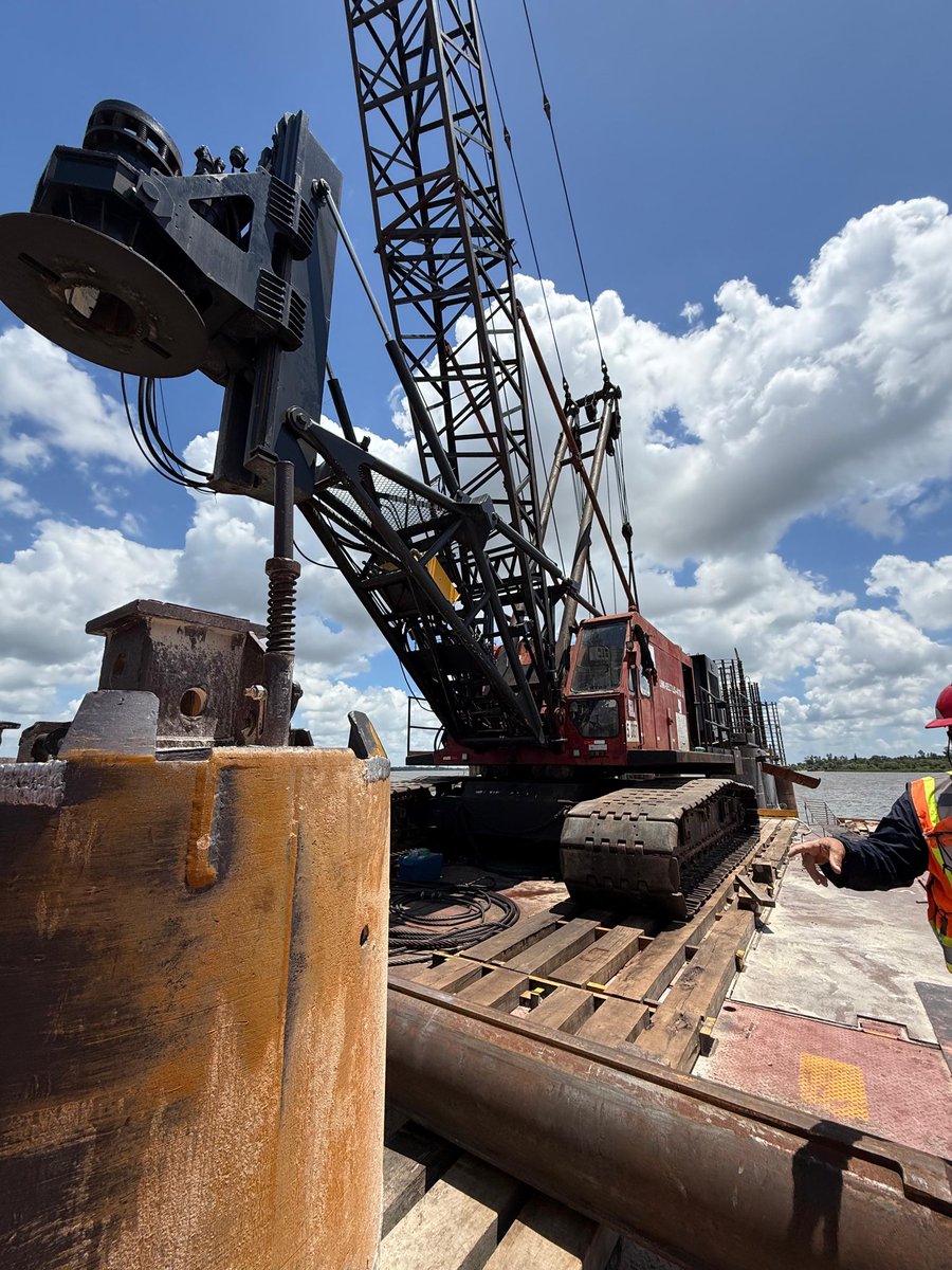 Visitando Planta Combustibles Ancap Paysandú donde avanzan las obras de un nuevo amarradero para recepción de combustibles. Se trabaja en el pilotado sobre el río Uruguay. Esta nueva infraestructura de decascarga fortalecerá el abastecimnto de combustible al litoral del país.
