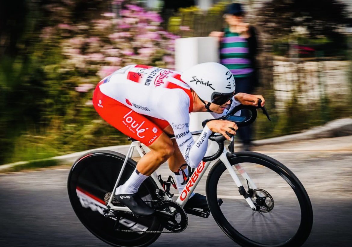 DAVID DOMÍNGUEZ (2000/🇪🇸/LOULETANO CONT 🇵🇹) como es sabido, 2026 seguirá en 🇵🇹 pero lo hará en BOAVISTA CONT, sinceramente, “después de 2 años”, pienso que este chico “está sobrado” para correr en 1 equipo PRO y tener un calendario “más fuerte”, 2027 debería tener su oportunidad.