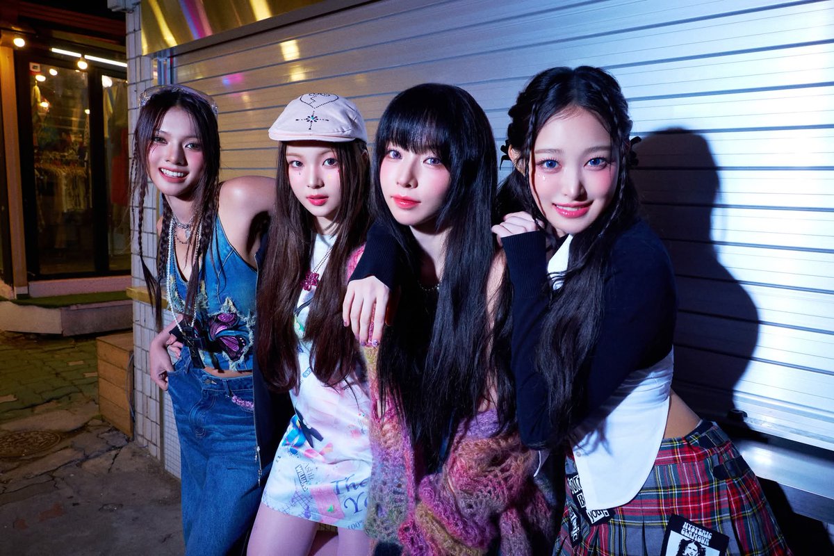 shuiemeow's tweet photo. Hyping the teaser for our upcoming comeback [&amp;OurVibe] 🌠🛸
#TeamAlien🛸❤ https://t.co/VeRvFXRQmt