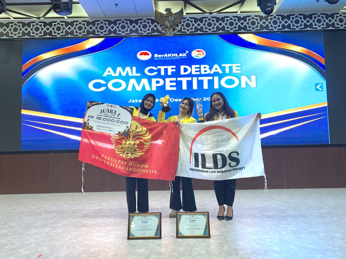 yoiuoline's tweet photo. Tuhan Yesus, terima kasih. Mimpi seorang anak yang awalnya hanya asbun ini justru jadi nyata secara pasti. Terima kasih Tuhan, untuk segala hal baik di penghujung tahun ini. Selamat selesai perjalanan debatku🤍 https://t.co/KyQ4cq6M8Y