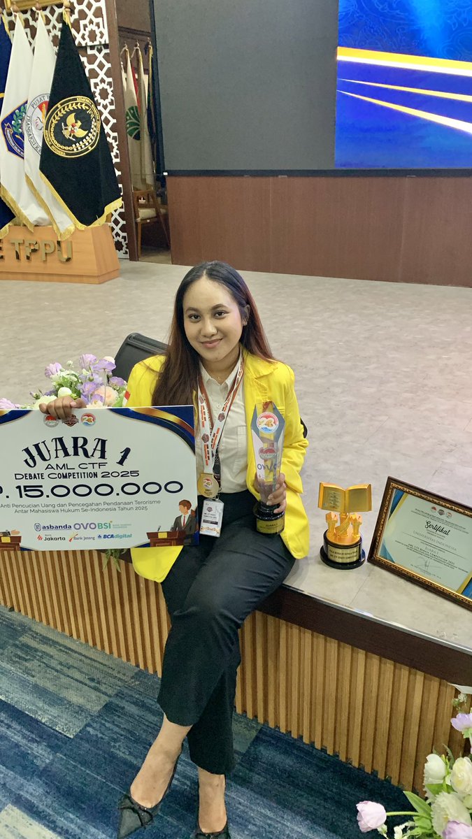 yoiuoline's tweet photo. Tuhan Yesus, terima kasih. Mimpi seorang anak yang awalnya hanya asbun ini justru jadi nyata secara pasti. Terima kasih Tuhan, untuk segala hal baik di penghujung tahun ini. Selamat selesai perjalanan debatku🤍 https://t.co/KyQ4cq6M8Y