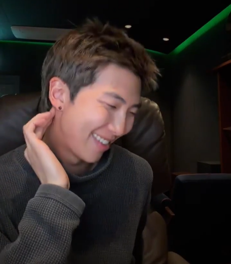 KNJsSource's tweet image. #RM's latest live stream on Weverse now has official subtitles.

weverse.io/bts/live/2-167…