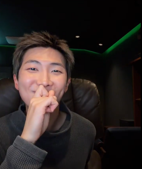 KNJsSource's tweet image. #RM's latest live stream on Weverse now has official subtitles.

weverse.io/bts/live/2-167…