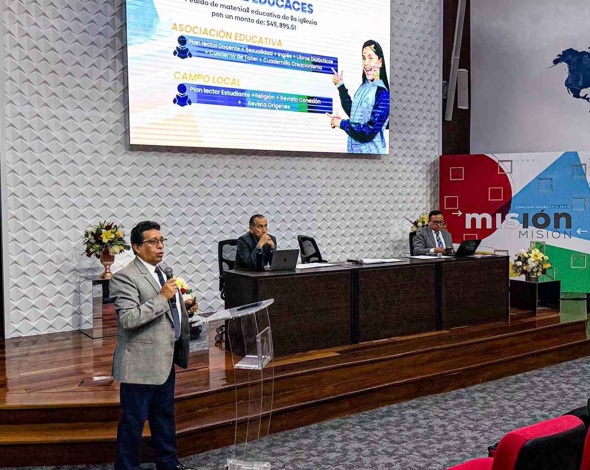 AdventistasAPCE's tweet photo. 📈 El Mg. Enoc Onofrio presentó el informe de Educación, resaltando el crecimiento en los colegios de la APCE, testimonios de fidelidad y los proyectos para los próximos años. 📚✨ La jornada continuó con una hermosa ofrenda musical del coro de El Buen Pastor de Ñaña. 🎶💙 https://t.co/QpkluEPA6y