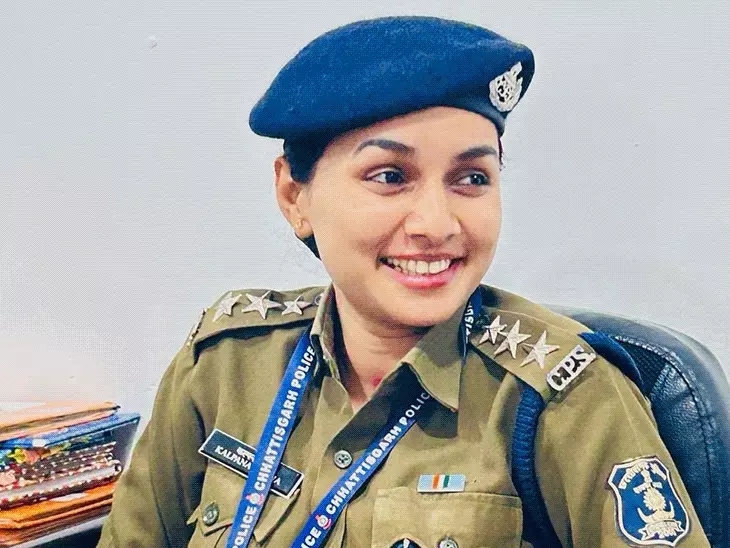 askshivanisahu's tweet photo. रायपुर के होटल कारोबारी दीपक टंडन ने दंतेवाड़ा की DSP कल्पना वर्मा पर रिश्वत, ब्लैकमेलिंग और धोखाधड़ी जैसे गंभीर आरोप लगाए हैं। कारोबारी टंडन का दावा है कि DSP ने पहले उन्हें लव ट्रैप में फंसाया। शादी का झांसा देकर उनसे करोड़ों रुपए, महंगी गाड़ी और कीमती गहने ले लिए।

वहीं बवाल के बीच DSP कल्पना के पिता हेमंत वर्मा ने 2 महीने पहले पंडरी थाने में दीपक टंडन के खिलाफ लेन-देन को लेकर शिकायत दर्ज कराई। आरोप है कि दीपक ने बिजनेस लेन-देन का पैसा नहीं लौटाया। जब चेक दिया गया तो बाउंस हो गया। चेक बाउंस का मामला कोर्ट में चल रहा है।

इसके बाद होटल कारोबारी दीपक टंडन ने खम्हारडीह थाने में DSP कल्पना के खिलाफ शिकायत दर्ज कराई। आरोप लगाया कि DSP कल्पना से दोस्ती थी। कल्पना और उसके परिवार ने 75 लाख के लेन-देन की फर्जी शिकायत दर्ज कराई है।

दीपक टंडन ने आरोप लगाया कि कल्पना ने साजिश के तहत फंसाया है। 2021 और 2025 के बीच उसने कल्पना को 2 करोड़ रुपए कैश, एक हीरे की अंगूठी, एक सोने की चेन और एक कार दी थी, जिसे उसने अपने पास रख लिया है।

हालांकि पुलिस ने दोनों मामलों में बयान दर्ज कर लिया है। जांच में मामला आपसी लेन-देन का विवाद पाया गया।