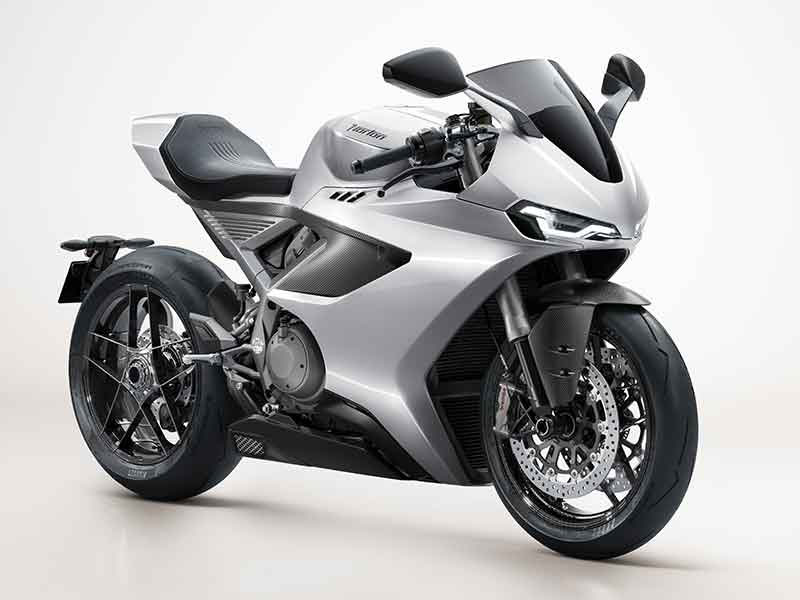 motospo_'s tweet photo. 【ノートン】復活第一弾「Manx R」発表、206馬力の1,200cc V4エンジン搭載フラッグシップモデル
https://t.co/50gw113Te1

ノートンはフラッグシップモデル「Manx R」を発表した。同車両は新開発の1,200cc V4エンジンを搭載し、11,500rpmで206馬力を発生。車重204kgと軽量で1kgあたり約1馬力という優れたパワーウエイトレシオを実現するほか、実走行域でトルクを発揮するために9,000rpmという比較的低回転域で130Nmのトルクピークに達するよう設計された。