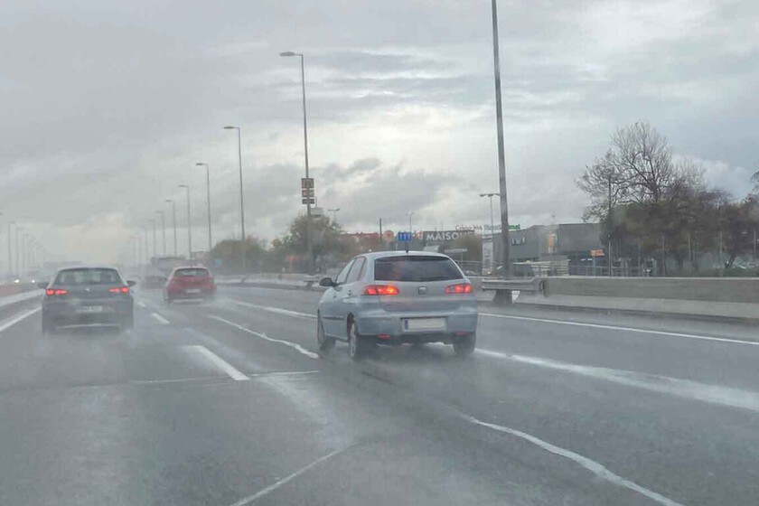 Las cinco reglas de oro para conducir con lluvia y ser mejores conductores sobre asfalto mojado motorpasion.com/p/332603