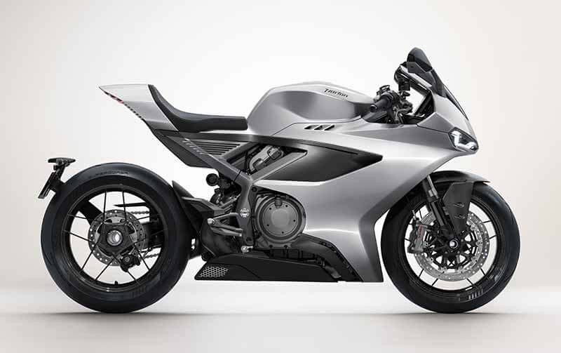 motospo_'s tweet photo. 【ノートン】復活第一弾「Manx R」発表、206馬力の1,200cc V4エンジン搭載フラッグシップモデル
https://t.co/50gw113Te1

ノートンはフラッグシップモデル「Manx R」を発表した。同車両は新開発の1,200cc V4エンジンを搭載し、11,500rpmで206馬力を発生。車重204kgと軽量で1kgあたり約1馬力という優れたパワーウエイトレシオを実現するほか、実走行域でトルクを発揮するために9,000rpmという比較的低回転域で130Nmのトルクピークに達するよう設計された。