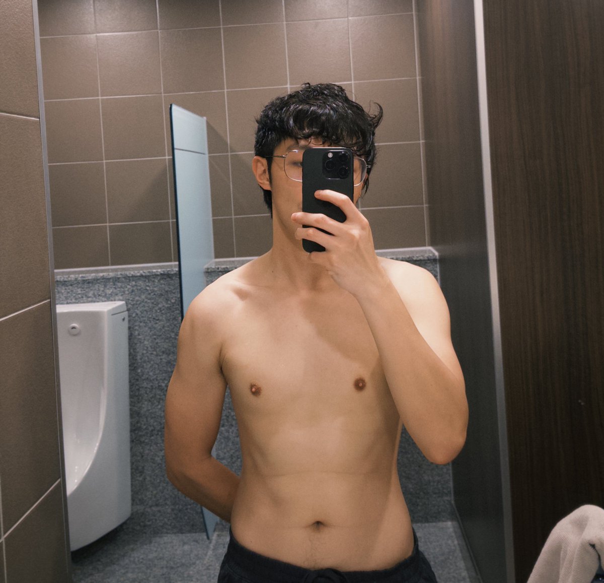 A：「你好久沒發文了」

B：「你怎麼拍這麼多騷照？」