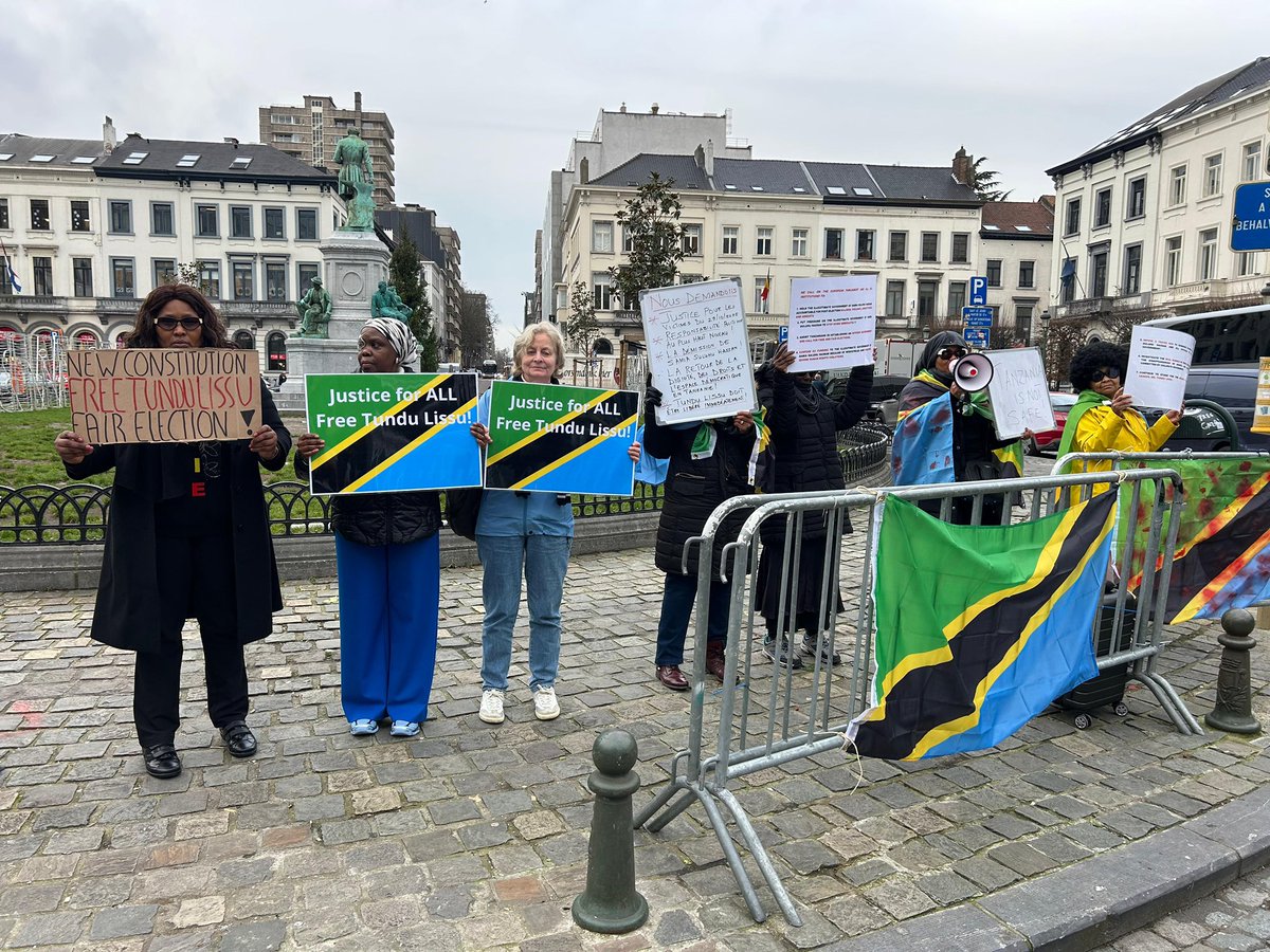 HildaNewton21's tweet photo. Leo, watanzania na wapenda haki wameungana kwa pamoja katika Bunge la Ulaya, kupinga ukatili uliotokea Tanzania na kusisitiza rais Samia atoke madarakani na Bunge la Ulaya lisitishe misaada na kutoa visa kwa maofisa wote wa Serikali haram ya Tanzania.

#SamiaMustGo https://t.co/xPkrAh9Gx7