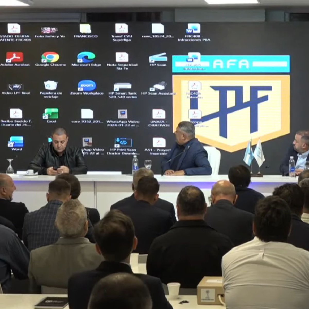 Virrey__'s tweet image. Por dios es todo tan poco profesional ajaajaj