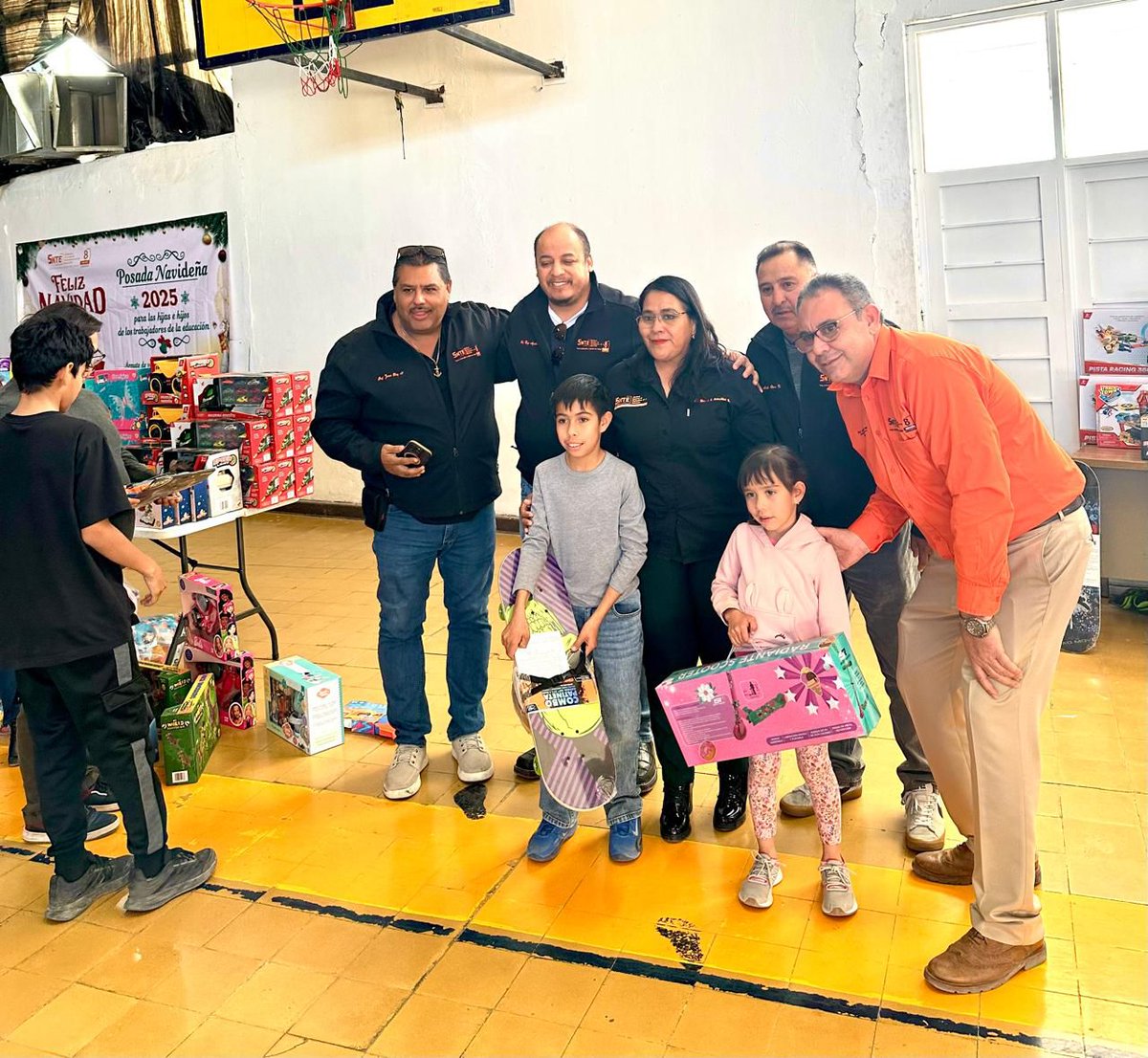 🎁 En la Región de Ojinaga compartimos un sin fin de sorpresas y regalos en la Posada Navideña 2025 🪅. 

Feliz Navidad 🎄 🧑‍🎄🧑‍🎄🎄a todas y todos los Trabajadores de la Educación de está bonita Región.

#SNTE
#Sección8
#TanGrandesComoChihuahua