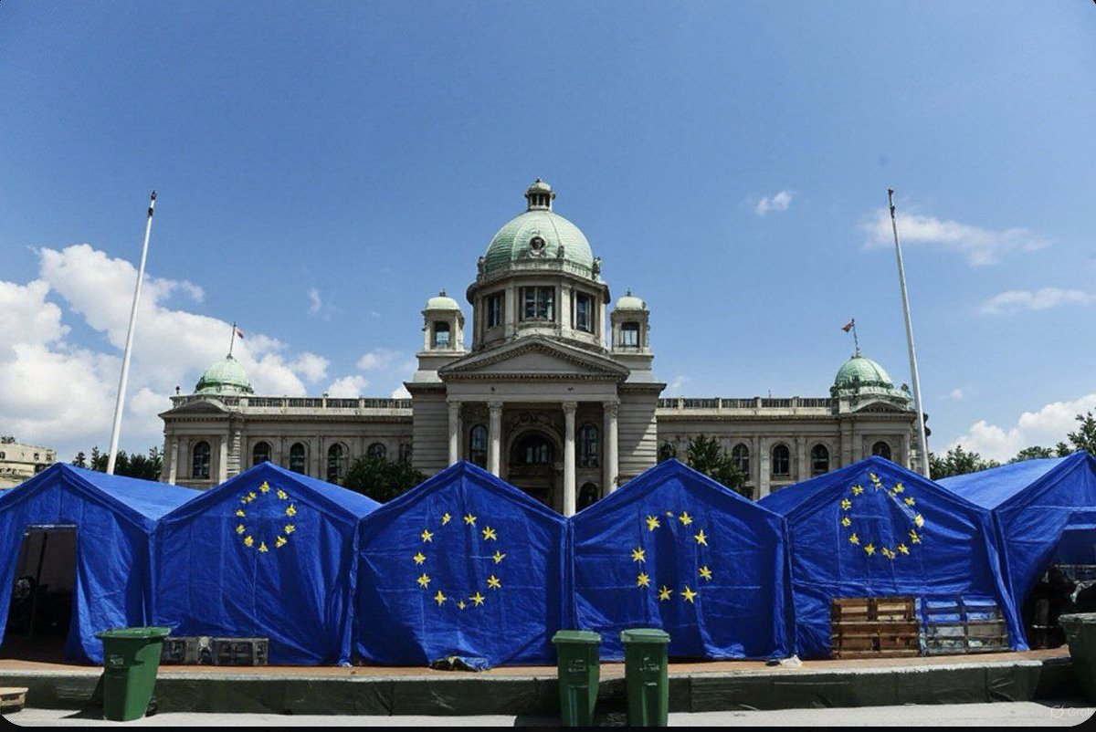Twitkoni's tweet photo. Пре 3 месеца делегација парламентарне "конструктивне" опозиције била је у европском парламенту, 3 дана састанчили, причали о ситуацији у Србији под СНС режимом...

Резултат посете?

Формирање коалиције ЗЛФ-ПСГ и непрекидни напади на студентски покрет...

То су ти еУро-ћаци.. https://t.co/6EXdxCotnL