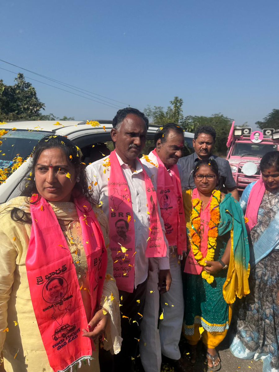 karatesindhuth1's tweet photo. BRS అభ్యర్థుల గెలుపుకై మాజీ మంత్రివర్యులు వనమా వెంకటేశ్వరరావు గారితో కలిసి పాల్గొన్న అంతర్జాతీయ క్రీడాకారిణి brs నాయకురాలు సింధు తపస్వి పాల్వంచ మండలంలో విస్తృత పర్యటన చేయడం జరిగింది మల్లారం , ఉల్వనూరు, లక్ష్మీదేవి పల్లి,మొండికట్ట యానం బైలు కోడిపుంజుల వాగు, కారెగట్టు @KTRBRS https://t.co/EmMI20FNvs
