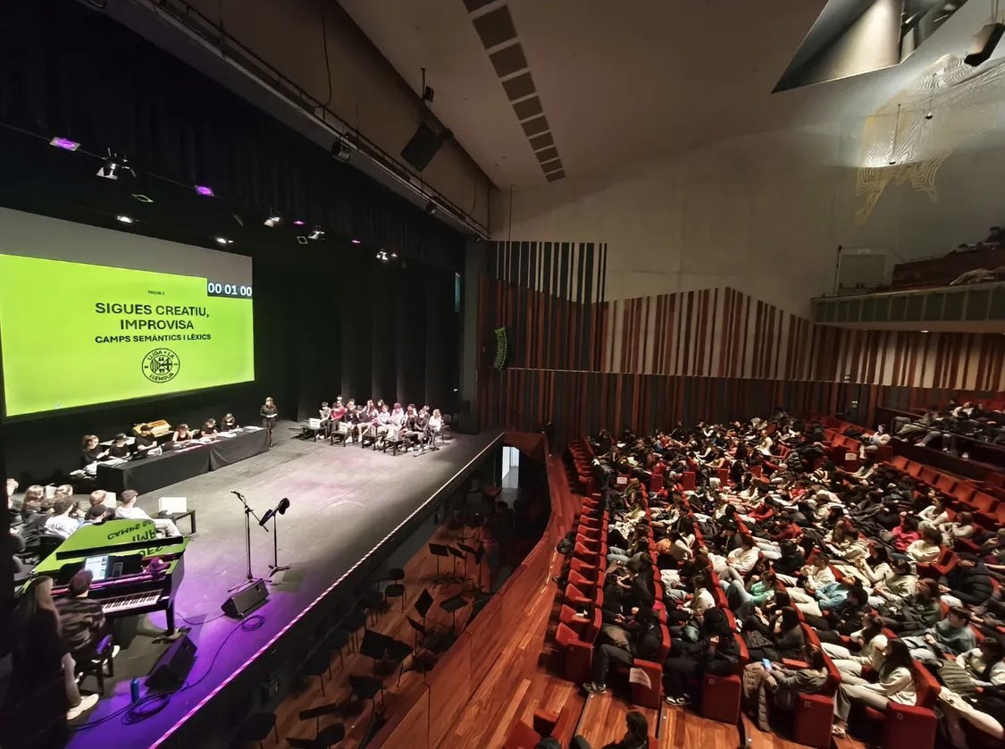 Biblioteca Pilarin Bayés de Vic tweet media
