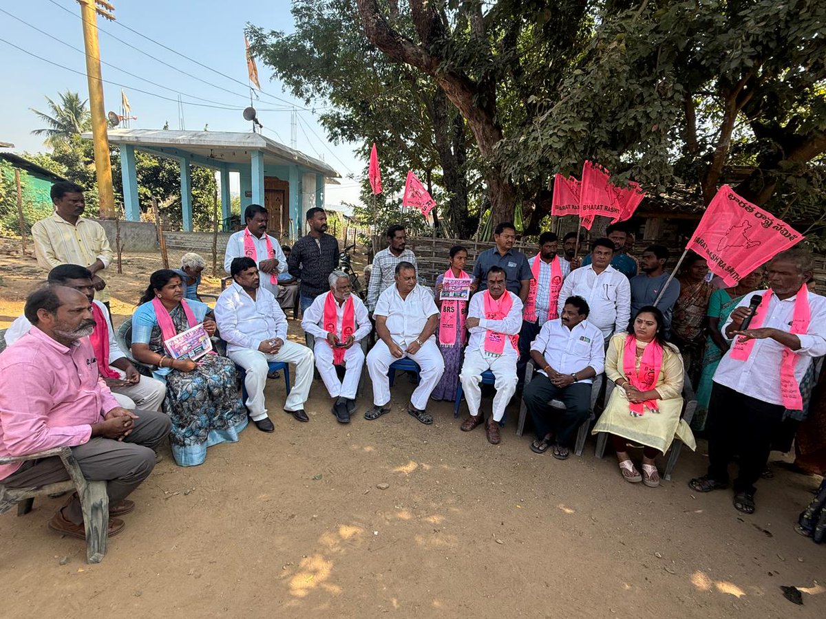 karatesindhuth1's tweet photo. BRS అభ్యర్థుల గెలుపుకై మాజీ మంత్రివర్యులు వనమా వెంకటేశ్వరరావు గారితో కలిసి పాల్గొన్న అంతర్జాతీయ క్రీడాకారిణి brs నాయకురాలు సింధు తపస్వి పాల్వంచ మండలంలో విస్తృత పర్యటన చేయడం జరిగింది మల్లారం , ఉల్వనూరు, లక్ష్మీదేవి పల్లి,మొండికట్ట యానం బైలు కోడిపుంజుల వాగు, కారెగట్టు @KTRBRS https://t.co/EmMI20FNvs