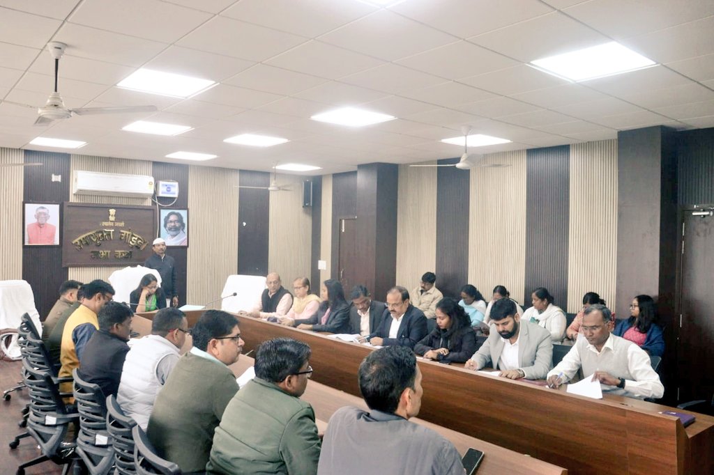 dcgodda's tweet photo. आज समाहरणालय स्थित सभागार में  मिशन वात्सल्य योजना अंतर्गत जिले में बाल विवाह और बाल हिंसा को रोकने के लिए बनाई गई जिला कार्य योजना के क्रियान्वयन और प्रगति की समीक्षा बैठक आयोजित की गई।
@HemantSorenJMM
@JharkhandCMO
@prdjharkhand https://t.co/eghQ9rBtNS