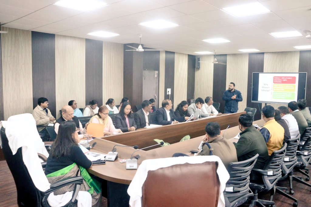 आज समाहरणालय स्थित सभागार में  मिशन वात्सल्य योजना अंतर्गत जिले में बाल विवाह और बाल हिंसा को रोकने के लिए बनाई गई जिला कार्य योजना के क्रियान्वयन और प्रगति की समीक्षा बैठक आयोजित की गई।
<a href="/HemantSorenJMM/">Hemant Soren</a>
<a href="/JharkhandCMO/">Office of Chief Minister, Jharkhand</a>
<a href="/prdjharkhand/">IPRD Jharkhand</a>