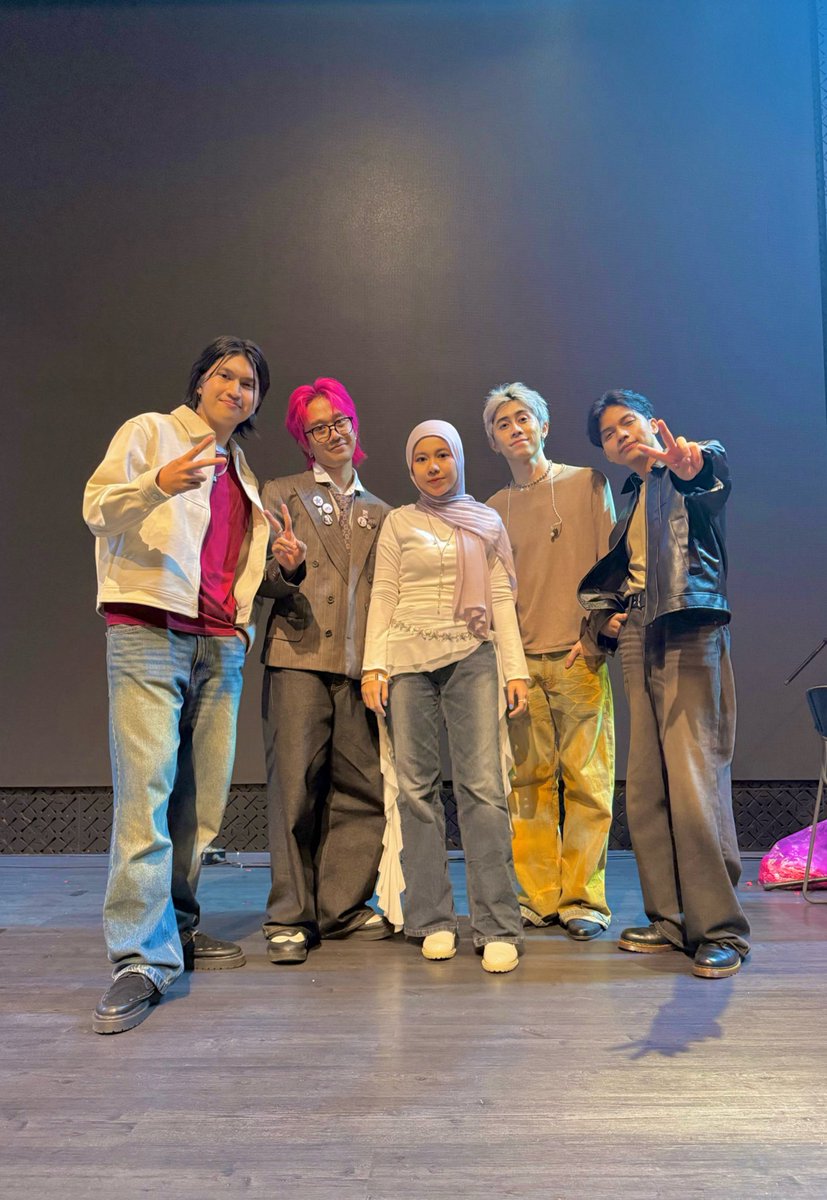 tsazhr07's tweet image. Lima tahun berlalu🥹 
Siapa sangka, sampai 2025 ini, rasa kagum itu masih sama kuatnya. Lewat musik dan semangat kalian. Makasih banyak ya udah jadi inspirasi. Mari kita terbang kembali bersama! Aku akan selalu dukung kok 🫶🏼

#CHNCE
#CHANCES 
#Letsflyhigh