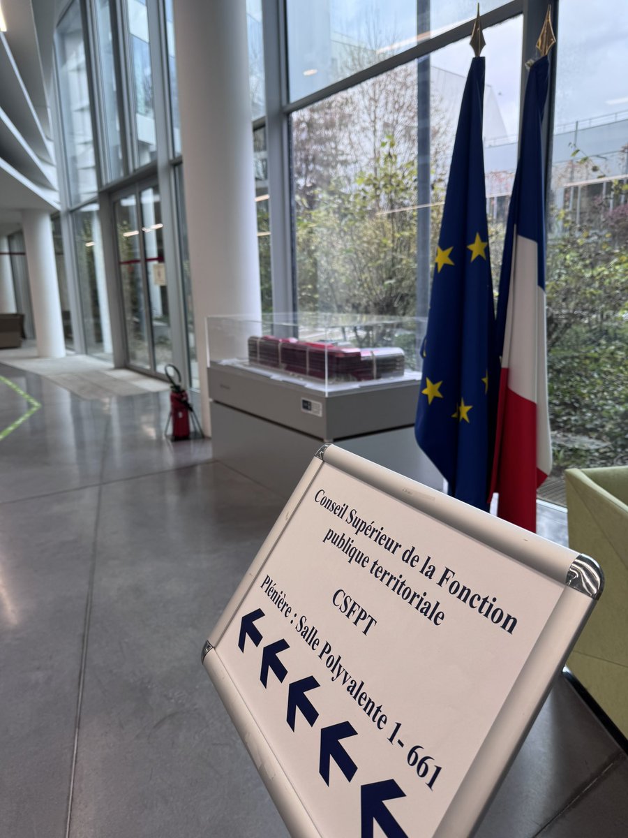 Président du Conseil Supérieur de la Fonction Publique Territoriale, j’ai accueilli le ministre <a href="/Amiel_David_/">David Amiel</a> :
nous avons pu échanger sur les enjeux majeurs de la fonction publique territoriale : attractivité, qualité du dialogue social et reconnaissance du travail des agents.