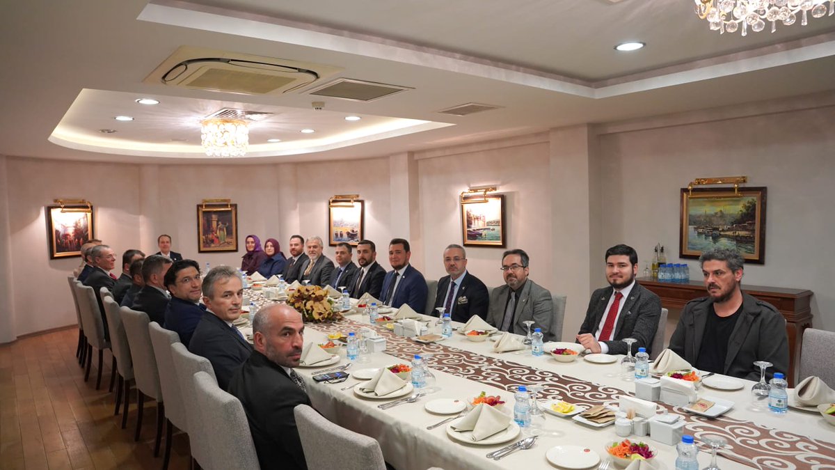refahkadingm's tweet photo. Yeniden Refah Partisi Genel Başkanı Sayın Dr. Fatih Erbakan, rekor katılımla gerçekleştirilen 3. Büyük Kongrenin ardından, tertip komitesi üyelerine teşekkür mahiyetinde bir yemek programı düzenledi.

Sayın Genel Başkan, kongrenin başarıyla icra edilmesine katkı sunan kongre tertip komisyonu üyelerine gösterdikleri özverili ve disiplinli çalışmalar nedeniyle teşekkürlerini ifade etti.

#FatihErbakan
#YenidenRefahPartisi
#YenidenRefah
#YenidenErbakan