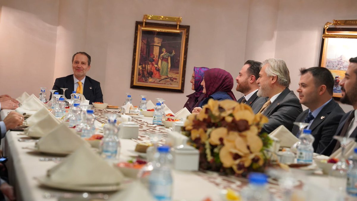 refahkadingm's tweet photo. Yeniden Refah Partisi Genel Başkanı Sayın Dr. Fatih Erbakan, rekor katılımla gerçekleştirilen 3. Büyük Kongrenin ardından, tertip komitesi üyelerine teşekkür mahiyetinde bir yemek programı düzenledi.

Sayın Genel Başkan, kongrenin başarıyla icra edilmesine katkı sunan kongre tertip komisyonu üyelerine gösterdikleri özverili ve disiplinli çalışmalar nedeniyle teşekkürlerini ifade etti.

#FatihErbakan
#YenidenRefahPartisi
#YenidenRefah
#YenidenErbakan