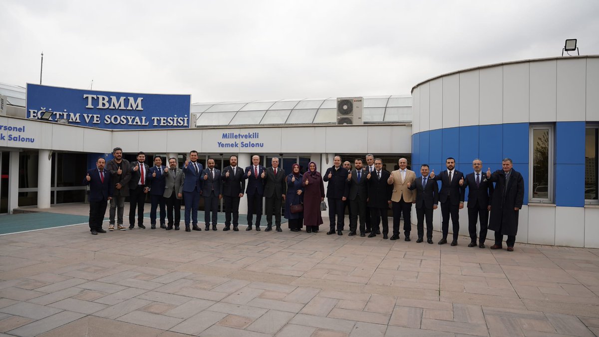refahkadingm's tweet photo. Yeniden Refah Partisi Genel Başkanı Sayın Dr. Fatih Erbakan, rekor katılımla gerçekleştirilen 3. Büyük Kongrenin ardından, tertip komitesi üyelerine teşekkür mahiyetinde bir yemek programı düzenledi.

Sayın Genel Başkan, kongrenin başarıyla icra edilmesine katkı sunan kongre tertip komisyonu üyelerine gösterdikleri özverili ve disiplinli çalışmalar nedeniyle teşekkürlerini ifade etti.

#FatihErbakan
#YenidenRefahPartisi
#YenidenRefah
#YenidenErbakan
