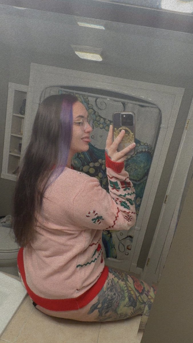 Jesse6789w's tweet photo. Serving up some serious "Fa la la la la, ugly Christmas booty" in this masterpiece. Merry and bright (and tacky)!
#ChristmasBooty #HolidayHottie #SantasFavorite #booty #ThickThighsSaveLives #CurvesForChristmas https://t.co/f49v67SbCU