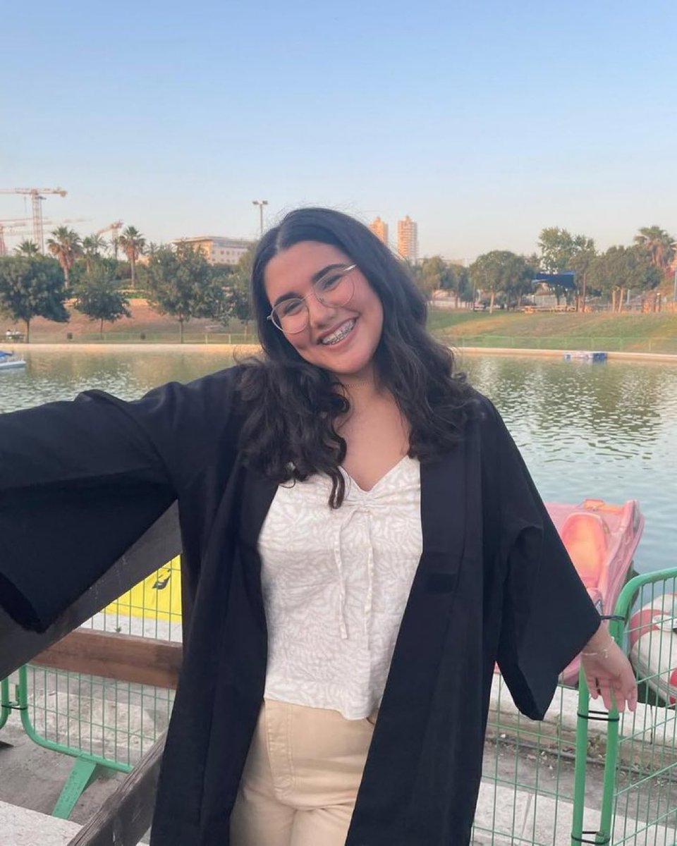 HORROROSO: La familia de la ex rehén Noa Marciano, z”l, reveló que recibieron un video donde se ve a su hija siendo ejecutada por un médico en un hospital de Gaza.

Su padre todavía se despierta por las noches con pesadillas por ese video.

El médico le inyectó aire en las venas.