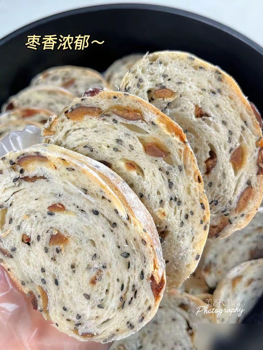 dtt7500's tweet photo. 周末解锁治愈时刻！揉面、发酵、撒上坚果碎，烤箱里飘出黄油与麦香的碰撞～出炉的核桃蔓越莓欧包外脆内软，咬一口满是成就感#烘焙新手友好 #宅家小确幸 https://t.co/8PeHAUGFwX