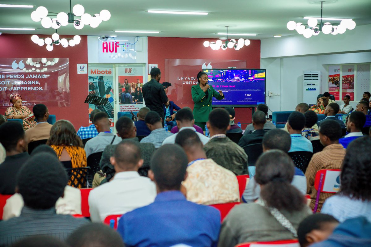 AtutaHelene's tweet photo. C’était le 28/11, à l’Université de Kinshasa, au nom de la structure  FI.
Nous avions tenu une séance d’échanges portant sur la problématique de l’exode rural vers les grandes villes.
L’honneur fut le nôtre de recevoir la ministre honoraire, dont l’intervention est riche... https://t.co/B3uTTvoj13