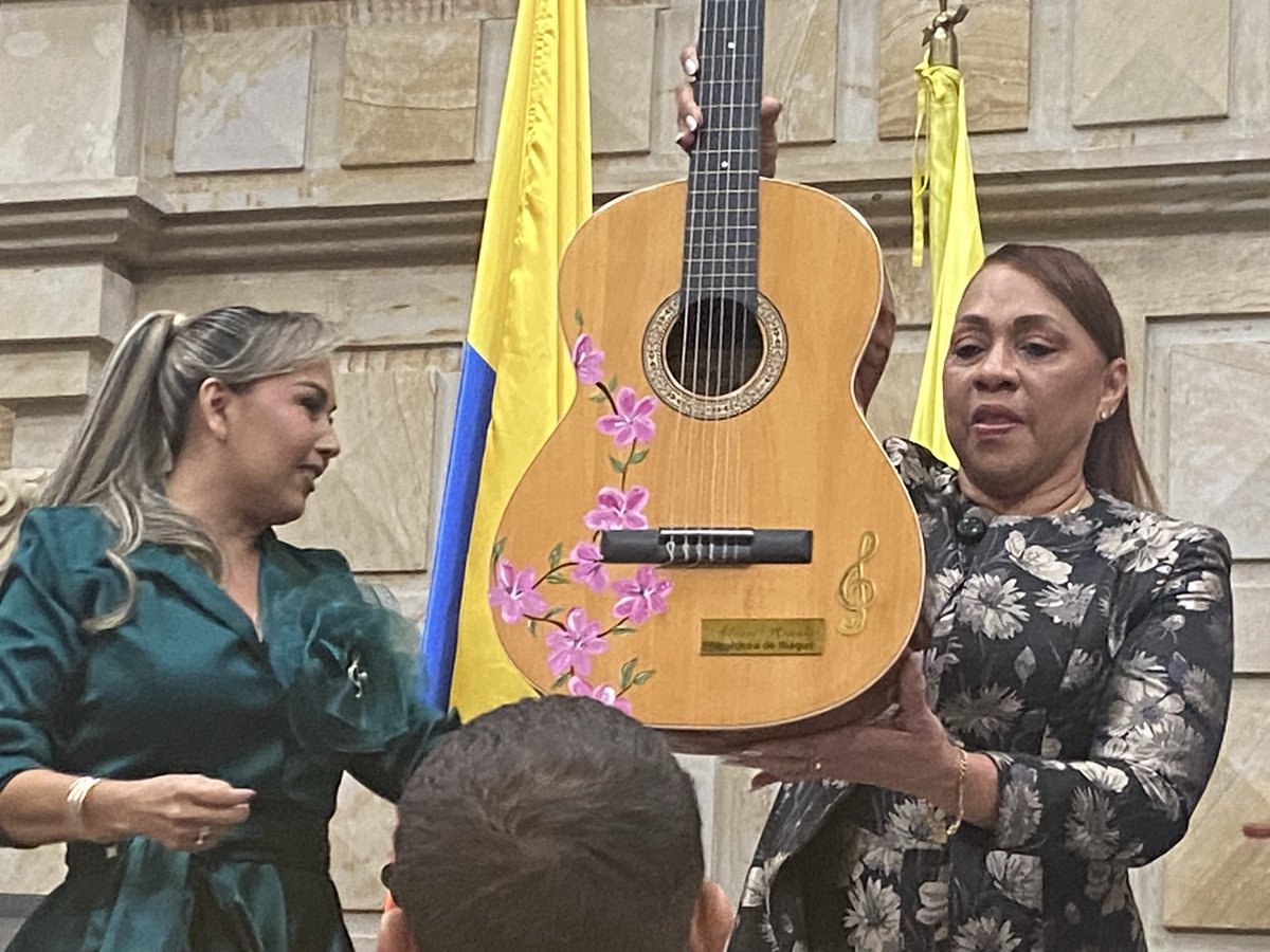 poderlegisla's tweet image. La @ComisionMujerCo @CamaraColombia impuso condecoración Policarpa Salavarrieta a la Alcaldesa de Ibagué @Alcaldiaibague Johana Ximena Aranda Rivera @Johanaaranda_ por su destacada gestión administrativa @CastilloMarelen