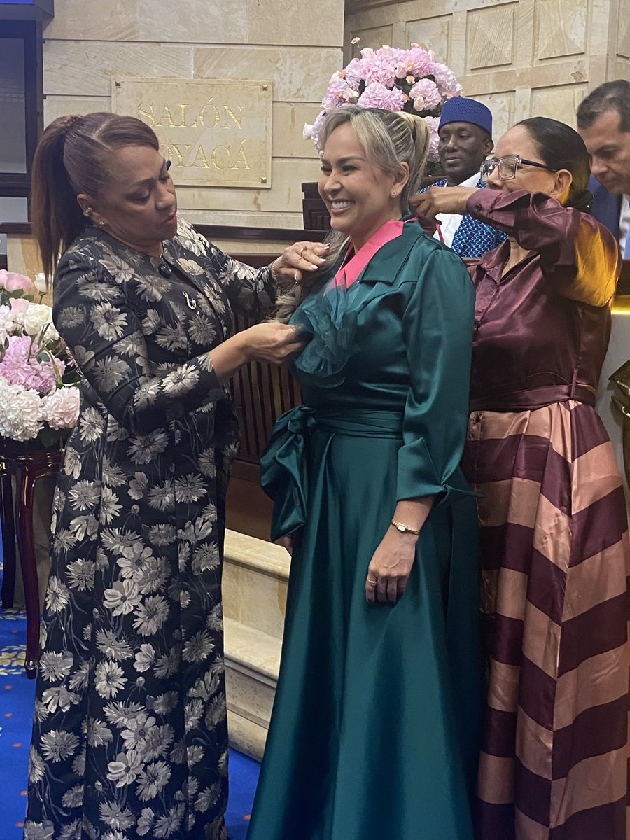 poderlegisla's tweet image. La @ComisionMujerCo @CamaraColombia impuso condecoración Policarpa Salavarrieta a la Alcaldesa de Ibagué @Alcaldiaibague Johana Ximena Aranda Rivera @Johanaaranda_ por su destacada gestión administrativa @CastilloMarelen